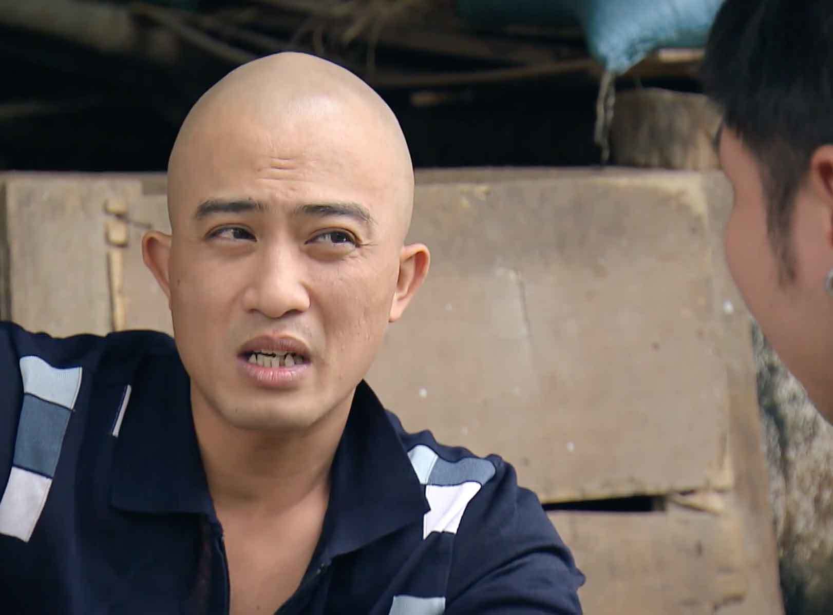 Phố trong làng tập 11: Vừa thoát tạm giam, Mến 'Chí Phèo' có hành động bất ngờ khi bị rủ rê uống rượu - 6 Phố trong làng tập 11: Vừa thoát tạm giam, Mến 'Chí Phèo' có hành động bất ngờ khi bị rủ rê uống rượu - 6