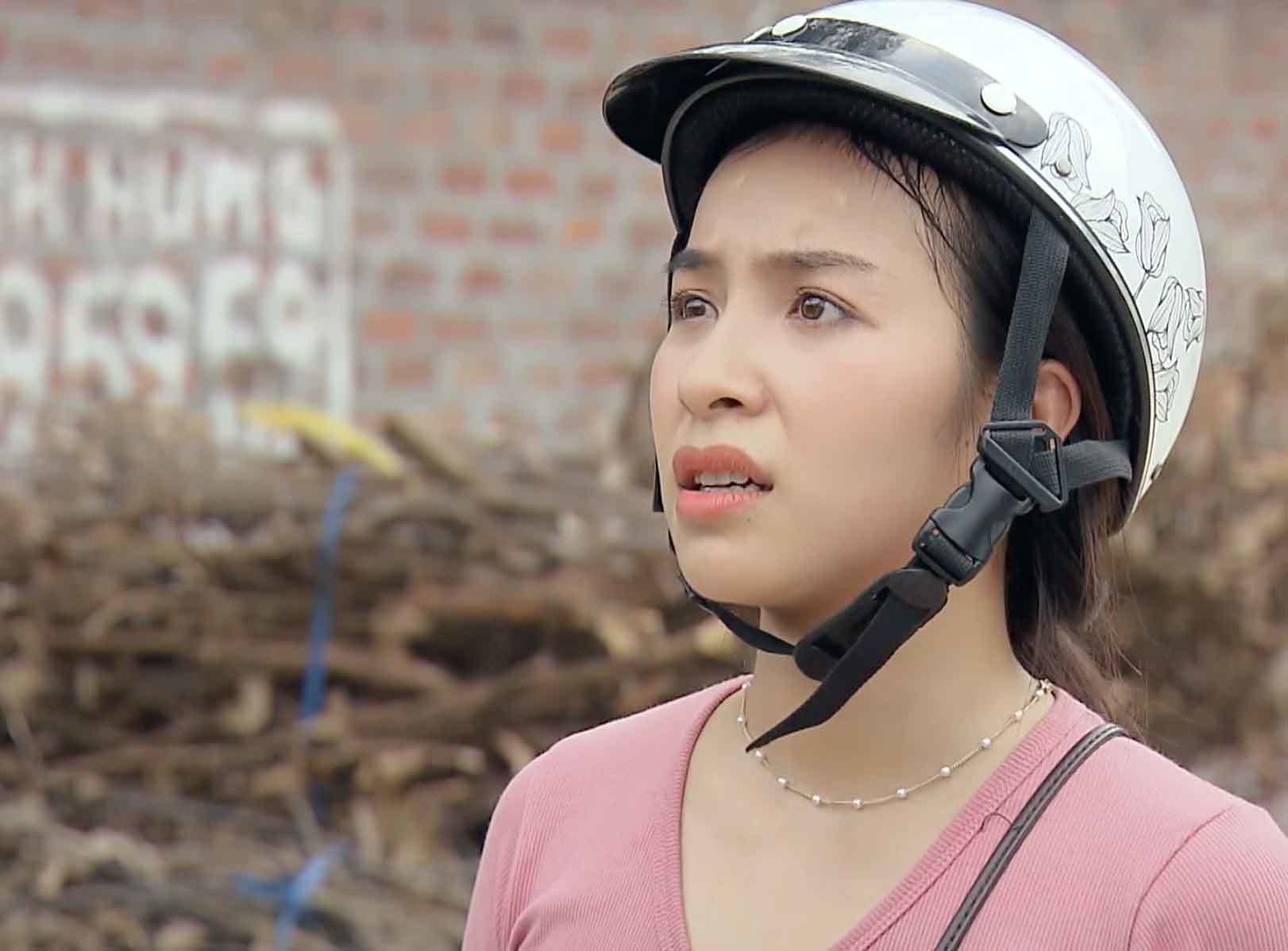Phố trong làng tập 11: Vừa thoát tạm giam, Mến 'Chí Phèo' có hành động bất ngờ khi bị rủ rê uống rượu - 5 Phố trong làng tập 11: Vừa thoát tạm giam, Mến 'Chí Phèo' có hành động bất ngờ khi bị rủ rê uống rượu - 5