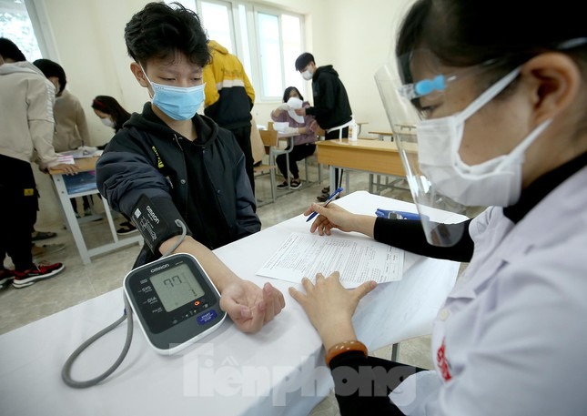 Hình ảnh học sinh THPT ở Hà Nội tiêm vắc xin ngừa COVID-19 - 2 Hình ảnh học sinh THPT ở Hà Nội tiêm vắc xin ngừa COVID-19 - 2