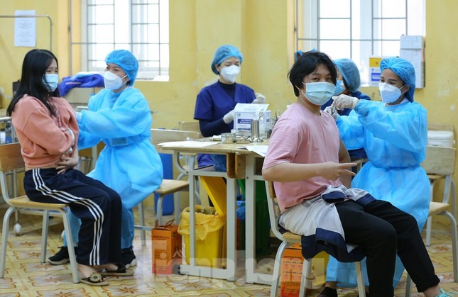 Hình ảnh học sinh THPT ở Hà Nội tiêm vắc xin ngừa COVID-19 - 4 Hình ảnh học sinh THPT ở Hà Nội tiêm vắc xin ngừa COVID-19 - 4