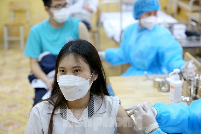 Hình ảnh học sinh THPT ở Hà Nội tiêm vắc xin ngừa COVID-19 - 7 Hình ảnh học sinh THPT ở Hà Nội tiêm vắc xin ngừa COVID-19 - 7