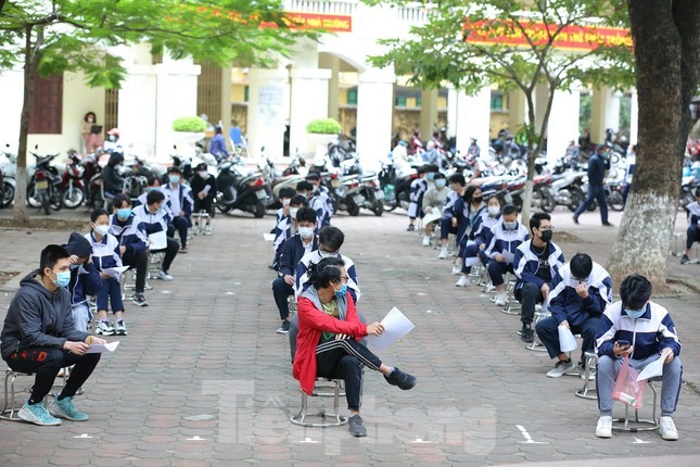 Hình ảnh học sinh THPT ở Hà Nội tiêm vắc xin ngừa COVID-19 Hình ảnh học sinh THPT ở Hà Nội tiêm vắc xin ngừa COVID-19