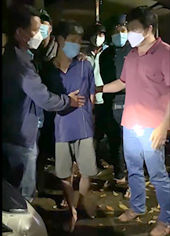 Phá cửa bắt giữ nghi phạm đâm chết người tình của vợ cũ - 1 Phá cửa bắt giữ nghi phạm đâm chết người tình của vợ cũ - 1