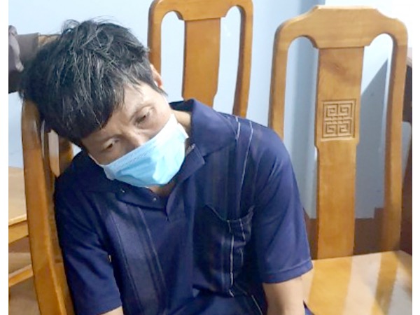 Phá cửa bắt giữ nghi phạm đâm chết người tình của vợ cũ Phá cửa bắt giữ nghi phạm đâm chết người tình của vợ cũ