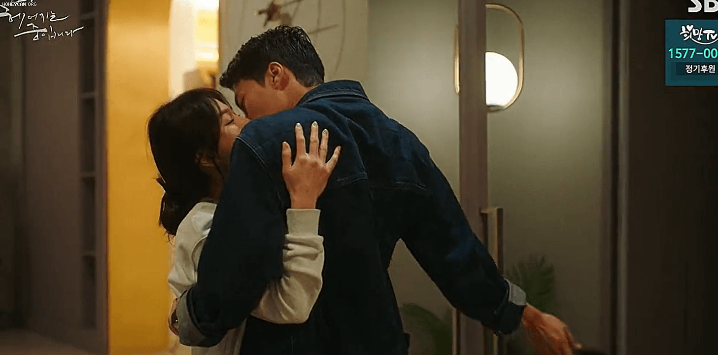 Bí mật gây sốc về cảnh hôn nóng bỏng của Song Hye Kyo và tình trẻ kém 12 tuổi trong phim mới - 3 Bí mật gây sốc về cảnh hôn nóng bỏng của Song Hye Kyo và tình trẻ kém 12 tuổi trong phim mới - 3