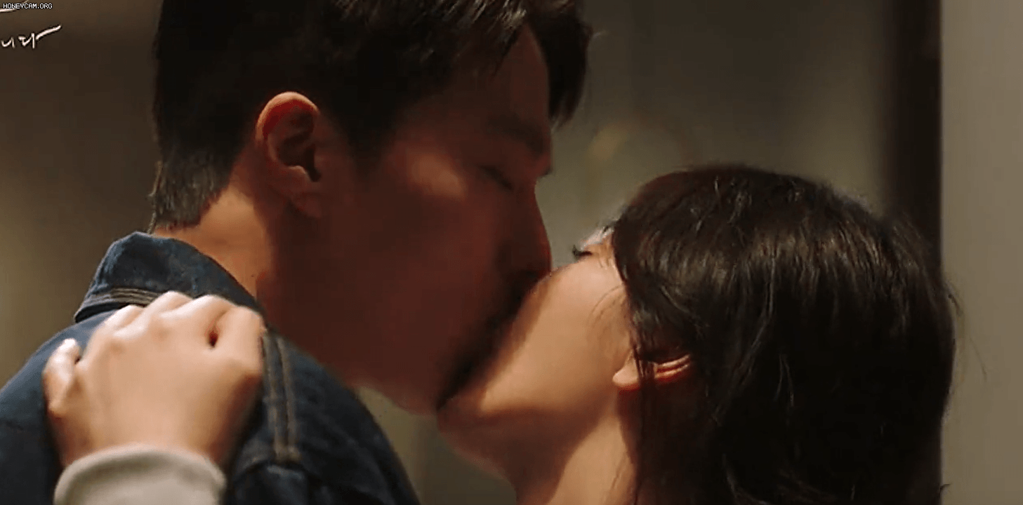 Bí mật gây sốc về cảnh hôn nóng bỏng của Song Hye Kyo và tình trẻ kém 12 tuổi trong phim mới Bí mật gây sốc về cảnh hôn nóng bỏng của Song Hye Kyo và tình trẻ kém 12 tuổi trong phim mới