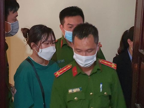 3 thiếu nữ tuổi đôi mươi lừa đảo tinh vi, chiếm đoạt hơn 10 tỉ để cá độ bóng đá - 1 3 thiếu nữ tuổi đôi mươi lừa đảo tinh vi, chiếm đoạt hơn 10 tỉ để cá độ bóng đá - 1