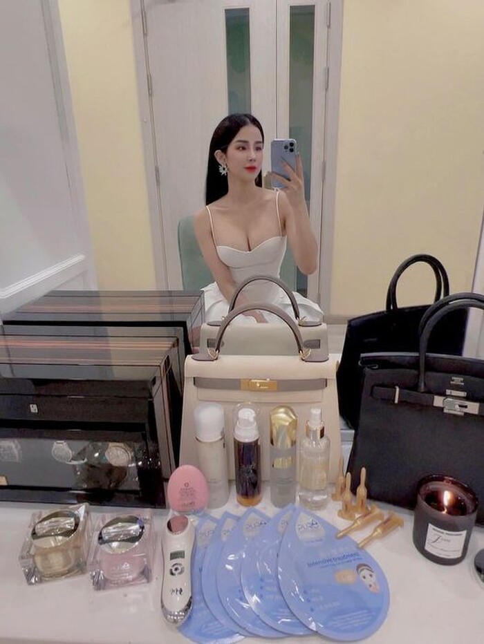 Hậu lùm xùm ly hôn, Diệp Lâm Anh khoe nhan sắc thăng hạng, 'đôi gò bồng đảo' chiếm trọn spotlight Hậu lùm xùm ly hôn, Diệp Lâm Anh khoe nhan sắc thăng hạng, 'đôi gò bồng đảo' chiếm trọn spotlight