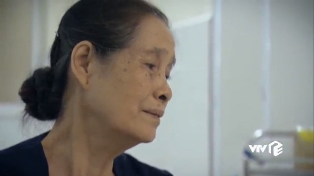 Phố trong làng tập 12: Ông trưởng họ Vũ cố thủ trong nhà vệ sinh vẫn bị công an bắt vì chơi 'karaoke vịn' - 1 Phố trong làng tập 12: Ông trưởng họ Vũ cố thủ trong nhà vệ sinh vẫn bị công an bắt vì chơi 'karaoke vịn' - 1