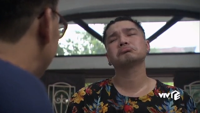 Phố trong làng tập 12: Ông trưởng họ Vũ cố thủ trong nhà vệ sinh vẫn bị công an bắt vì chơi 'karaoke vịn' - 5 Phố trong làng tập 12: Ông trưởng họ Vũ cố thủ trong nhà vệ sinh vẫn bị công an bắt vì chơi 'karaoke vịn' - 5
