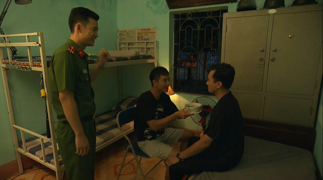 Phố trong làng tập 12: Ông trưởng họ Vũ cố thủ trong nhà vệ sinh vẫn bị công an bắt vì chơi 'karaoke vịn' - 4 Phố trong làng tập 12: Ông trưởng họ Vũ cố thủ trong nhà vệ sinh vẫn bị công an bắt vì chơi 'karaoke vịn' - 4