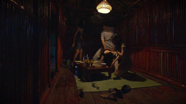 Phố trong làng tập 12: Ông trưởng họ Vũ cố thủ trong nhà vệ sinh vẫn bị công an bắt vì chơi 'karaoke vịn' - 7 Phố trong làng tập 12: Ông trưởng họ Vũ cố thủ trong nhà vệ sinh vẫn bị công an bắt vì chơi 'karaoke vịn' - 7
