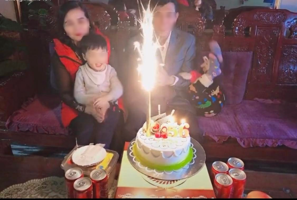 Con gái đi du học 2 năm không được về, giây phút nhìn bố hấp hối trăn trối qua điện thoại khiến cả triệu người rơi nước mắt: 'Bố ơi, con xin lỗi!' - 1 Con gái đi du học 2 năm không được về, giây phút nhìn bố hấp hối trăn trối qua điện thoại khiến cả triệu người rơi nước mắt: 'Bố ơi, con xin lỗi!' - 1