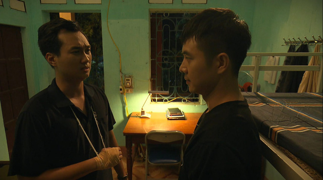 Phố trong làng tập 12: Ông trưởng họ Vũ cố thủ trong nhà vệ sinh vẫn bị công an bắt vì chơi 'karaoke vịn' - 3 Phố trong làng tập 12: Ông trưởng họ Vũ cố thủ trong nhà vệ sinh vẫn bị công an bắt vì chơi 'karaoke vịn' - 3
