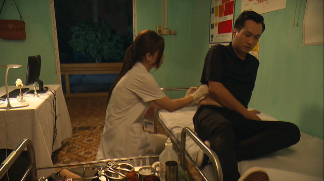 Phố trong làng tập 12: Ông trưởng họ Vũ cố thủ trong nhà vệ sinh vẫn bị công an bắt vì chơi 'karaoke vịn' - 2 Phố trong làng tập 12: Ông trưởng họ Vũ cố thủ trong nhà vệ sinh vẫn bị công an bắt vì chơi 'karaoke vịn' - 2