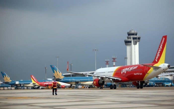 Hành khách kêu trời vì phải bay nối chuyến, giá vé máy bay cao Hành khách kêu trời vì phải bay nối chuyến, giá vé máy bay cao