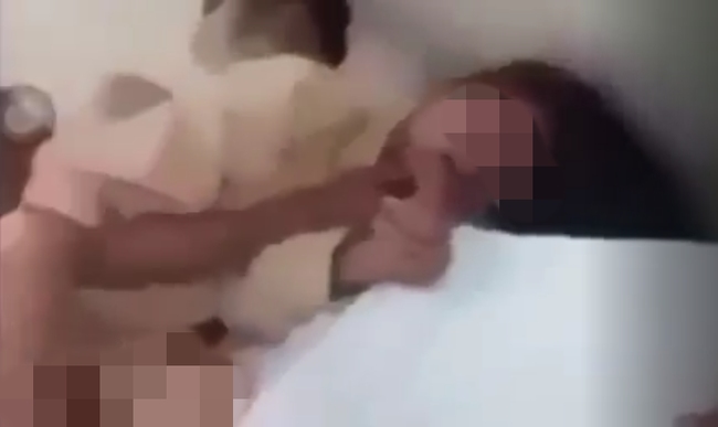 Cư dân mạng phẫn nộ với clip cô gái trong tình trạng bán khỏa thân, liên tục kêu cứu khi bị 4 gã đàn ông khống chế đăng lên Facebook Cư dân mạng phẫn nộ với clip cô gái trong tình trạng bán khỏa thân, liên tục kêu cứu khi bị 4 gã đàn ông khống chế đăng lên Facebook