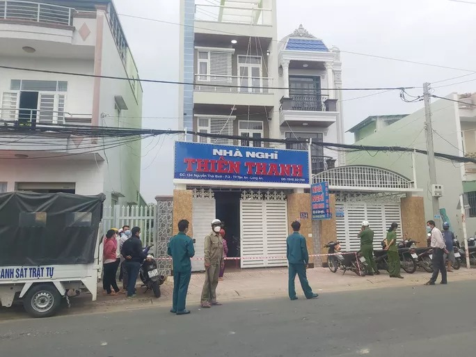 Nghi án chồng giết vợ trong nhà nghỉ rồi tự tử, con nhỏ bơ vơ Nghi án chồng giết vợ trong nhà nghỉ rồi tự tử, con nhỏ bơ vơ
