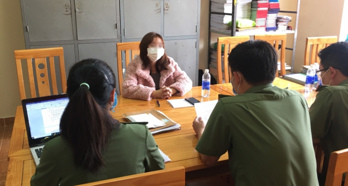 "Nổ" tự chế thuốc chữa được Covid-19, một phụ nữ bị phạt 7,5 triệu đồng "Nổ" tự chế thuốc chữa được Covid-19, một phụ nữ bị phạt 7,5 triệu đồng