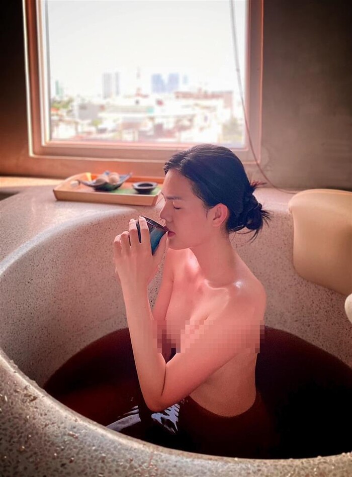 Bị nghi sử dụng 'dao kéo' cho giống đàn chị, Ngọc Trinh đáp trả cực căng - 3 Bị nghi sử dụng 'dao kéo' cho giống đàn chị, Ngọc Trinh đáp trả cực căng - 3