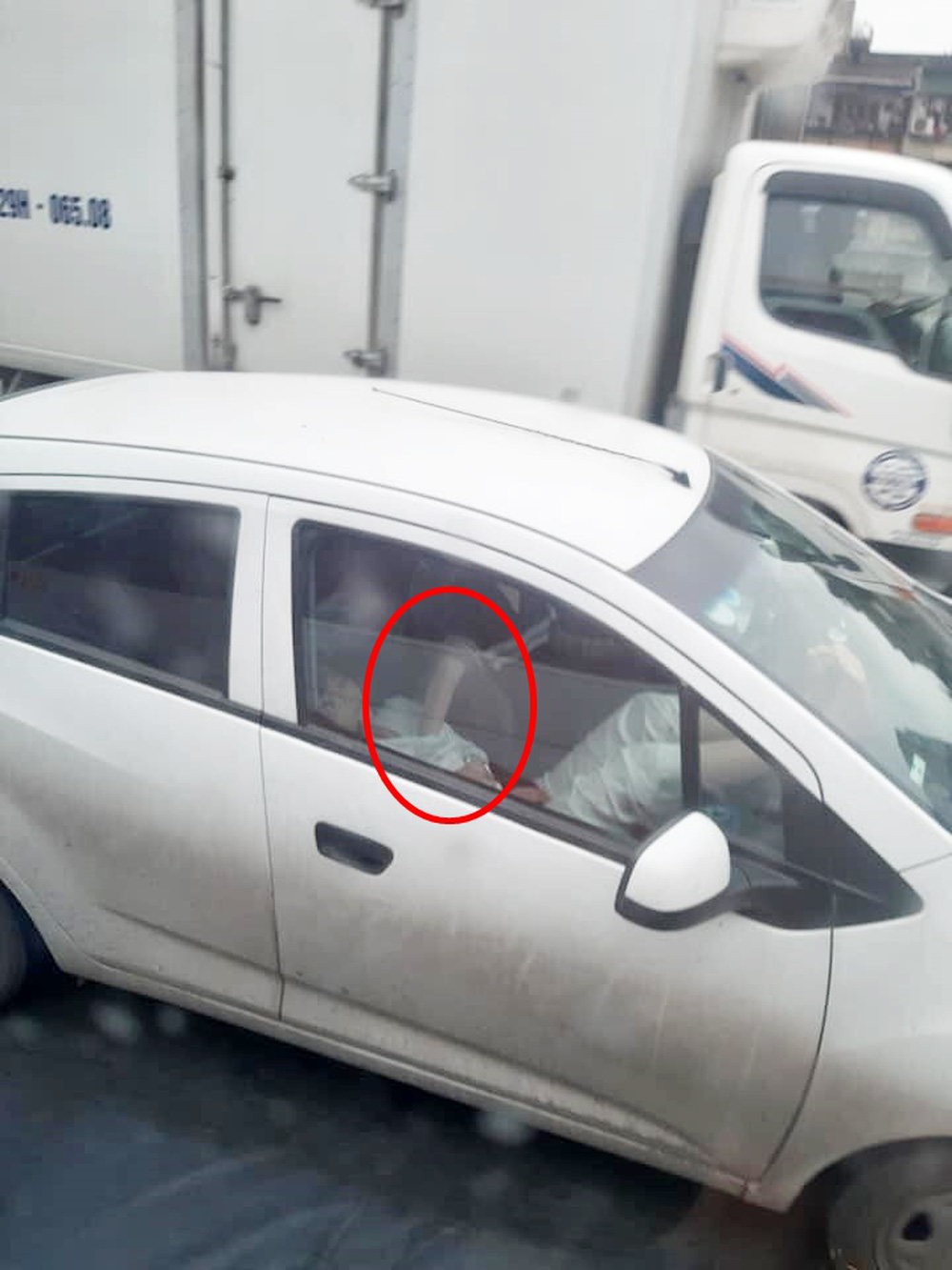 Đăng bài bóc phốt nam tài xế có hành động 'đỏ mặt' với cô gái ngủ say, người chụp ảnh bị 'ném đá ngược' vì lý do này - 1 Đăng bài bóc phốt nam tài xế có hành động 'đỏ mặt' với cô gái ngủ say, người chụp ảnh bị 'ném đá ngược' vì lý do này - 1