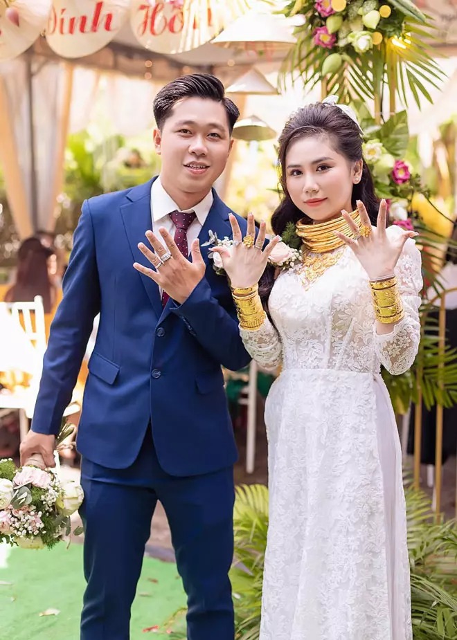 Đám cưới 'sáng nhất vùng' của cô giáo xinh đẹp, gia đình trao vàng 30 phút chưa xong, dân tình xuýt xoa: 'Lấy chồng đúng là gánh nặng!' - 1 Đám cưới 'sáng nhất vùng' của cô giáo xinh đẹp, gia đình trao vàng 30 phút chưa xong, dân tình xuýt xoa: 'Lấy chồng đúng là gánh nặng!' - 1