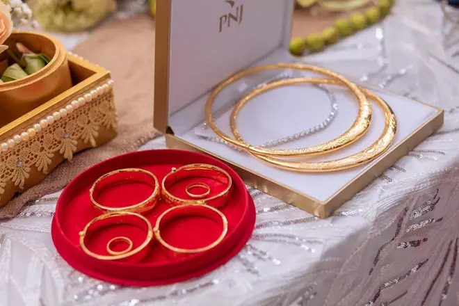 Đám cưới 'sáng nhất vùng' của cô giáo xinh đẹp, gia đình trao vàng 30 phút chưa xong, dân tình xuýt xoa: 'Lấy chồng đúng là gánh nặng!' - 3 Đám cưới 'sáng nhất vùng' của cô giáo xinh đẹp, gia đình trao vàng 30 phút chưa xong, dân tình xuýt xoa: 'Lấy chồng đúng là gánh nặng!' - 3