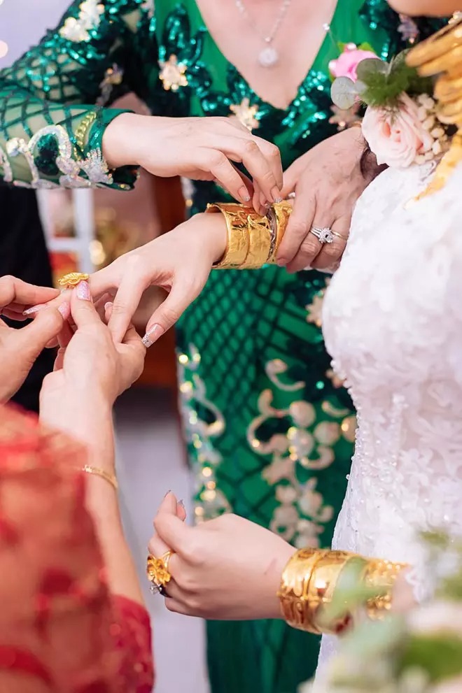 Đám cưới 'sáng nhất vùng' của cô giáo xinh đẹp, gia đình trao vàng 30 phút chưa xong, dân tình xuýt xoa: 'Lấy chồng đúng là gánh nặng!' - 4 Đám cưới 'sáng nhất vùng' của cô giáo xinh đẹp, gia đình trao vàng 30 phút chưa xong, dân tình xuýt xoa: 'Lấy chồng đúng là gánh nặng!' - 4