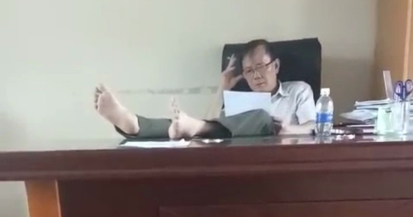 Hạt trưởng hạt kiểm lâm 'gác chân lên bàn làm việc' bị kỷ luật Hạt trưởng hạt kiểm lâm 'gác chân lên bàn làm việc' bị kỷ luật