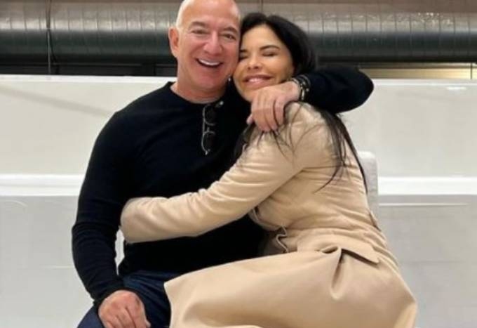 Bạn gái đăng ảnh tình cảm bên tỷ phú Jeff Bezos - 1 Bạn gái đăng ảnh tình cảm bên tỷ phú Jeff Bezos - 1