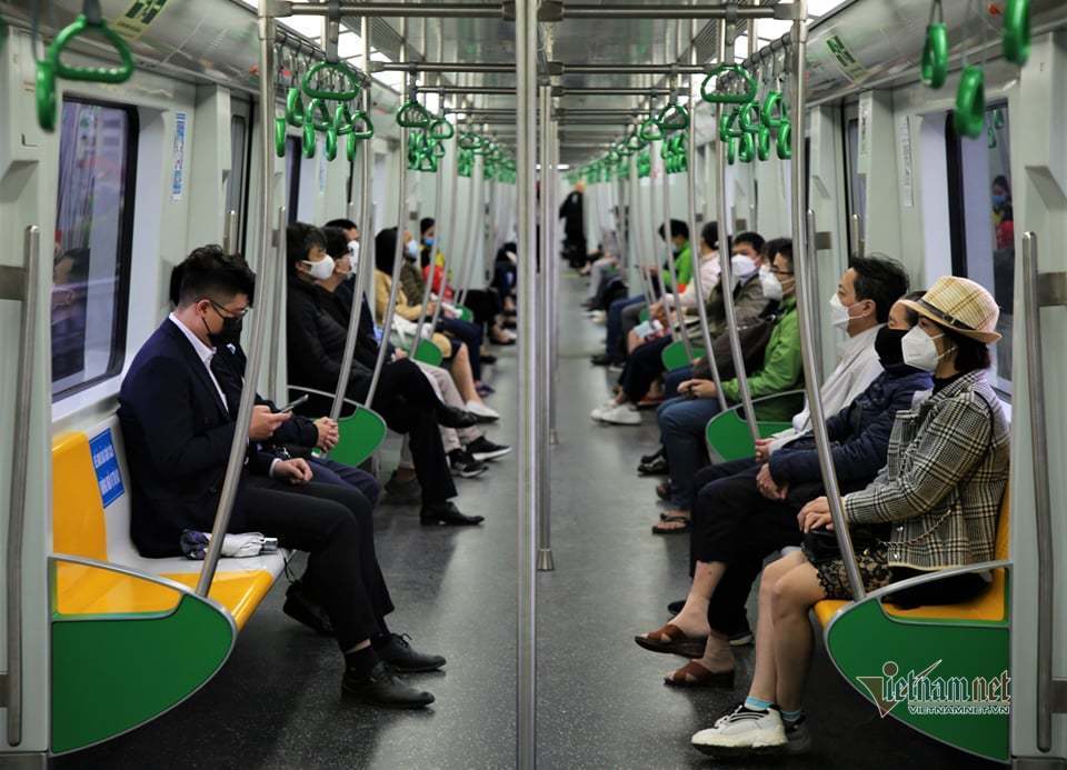 Nhiều người bỏ xe cá nhân, mua vé tháng đi tàu điện Cát Linh - Hà Đông - 1 Nhiều người bỏ xe cá nhân, mua vé tháng đi tàu điện Cát Linh - Hà Đông - 1