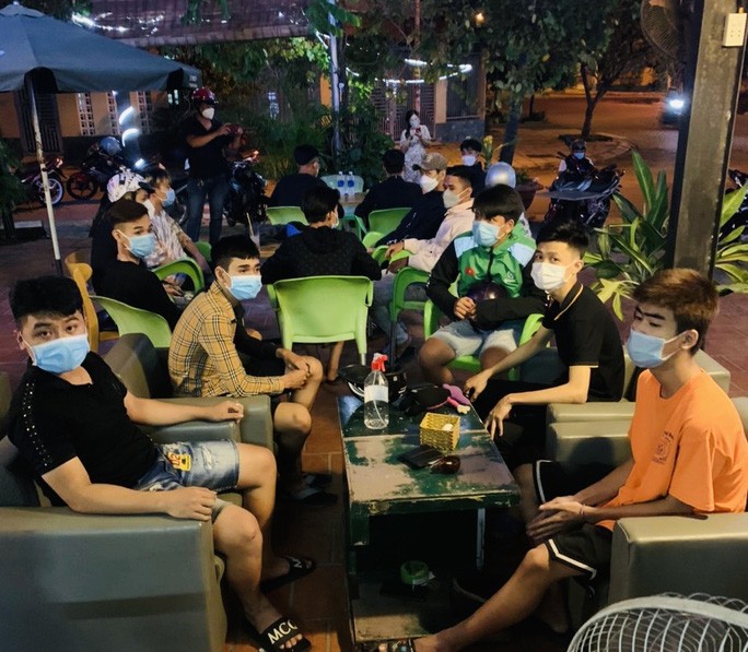 Tụ tập ở quán cà phê nhưng không gọi nước, 21 thanh niên bị công an 'hỏi thăm', lộ chuyện chuẩn bị đi hỗn chiến Tụ tập ở quán cà phê nhưng không gọi nước, 21 thanh niên bị công an 'hỏi thăm', lộ chuyện chuẩn bị đi hỗn chiến