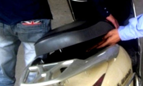 Khách quên rút chìa khóa xe máy, bảo vệ ngân hàng nổi lòng tham 'rút lõi' cọc tiền trong cốp xe Khách quên rút chìa khóa xe máy, bảo vệ ngân hàng nổi lòng tham 'rút lõi' cọc tiền trong cốp xe