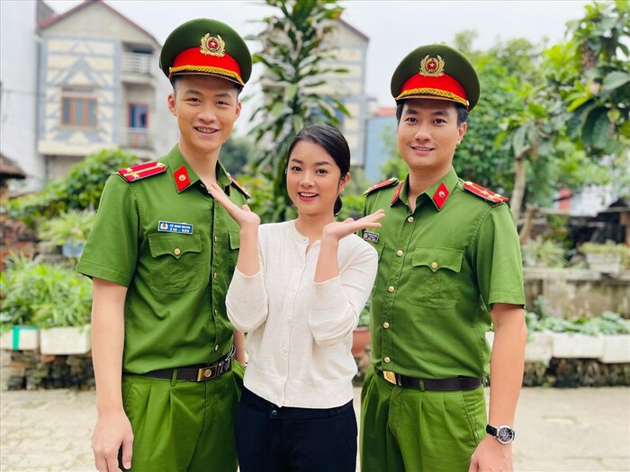 'Phố trong làng': Vợ Mến từng cực ngầu với vai công an, trung úy Hoàng hé lộ bí mật gây sốc - 6 'Phố trong làng': Vợ Mến từng cực ngầu với vai công an, trung úy Hoàng hé lộ bí mật gây sốc - 6