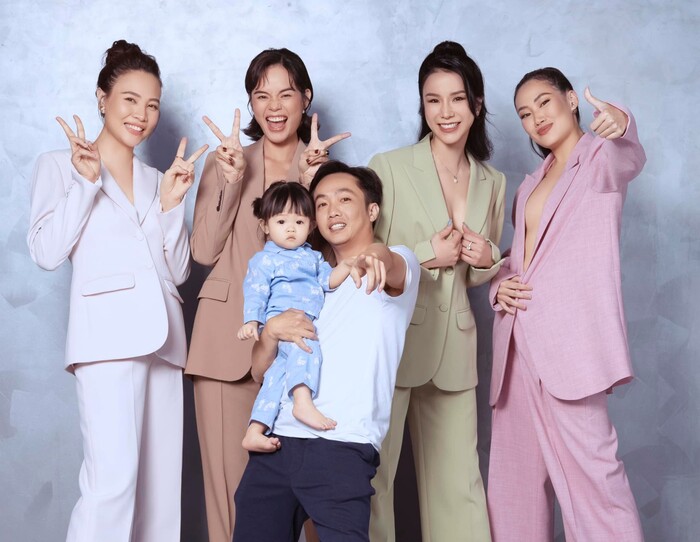 Đàm Thu Trang chia sẻ bộ ảnh 'hội chị em' nhưng sự xuất hiện của Cường Đô La mới 'chiếm spotlight' - 3 Đàm Thu Trang chia sẻ bộ ảnh 'hội chị em' nhưng sự xuất hiện của Cường Đô La mới 'chiếm spotlight' - 3