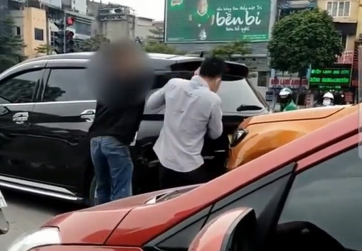 Va chạm giao thông, người đàn ông giở thói côn đồ vả bôm bốp vào mặt tài xế xe bán tải gây bức xúc Va chạm giao thông, người đàn ông giở thói côn đồ vả bôm bốp vào mặt tài xế xe bán tải gây bức xúc