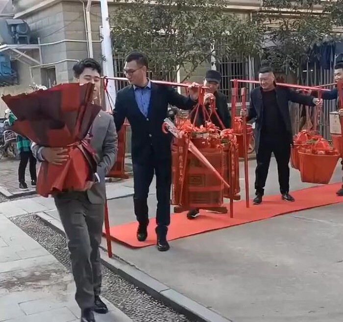 Mang 'sương sương' 18 quang gánh sính lễ cùng 6,6 tỷ tiền mặt tới nhà gái, nhà trai gây 'bão' mạng xã hội Mang 'sương sương' 18 quang gánh sính lễ cùng 6,6 tỷ tiền mặt tới nhà gái, nhà trai gây 'bão' mạng xã hội