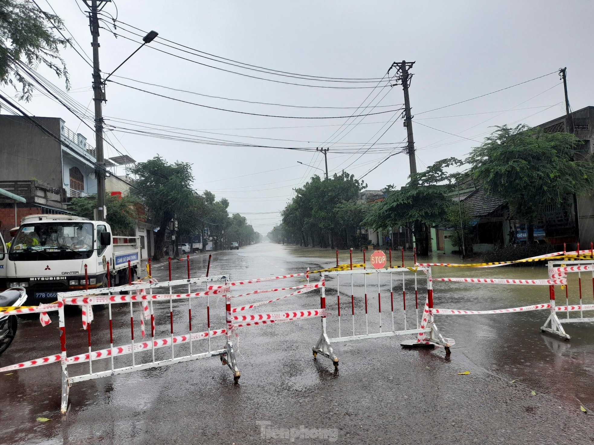 Mưa như trút, hàng ngàn nhà dân Bình Định ngập trong nước lũ Mưa như trút, hàng ngàn nhà dân Bình Định ngập trong nước lũ