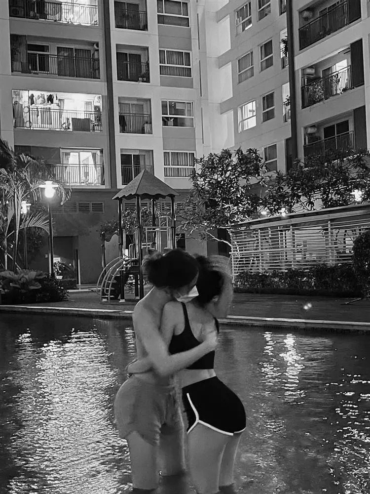 Trần Đức Bo cởi trần ôm hôn, sờ mó vòng ba bạn gái - 2 Trần Đức Bo cởi trần ôm hôn, sờ mó vòng ba bạn gái - 2