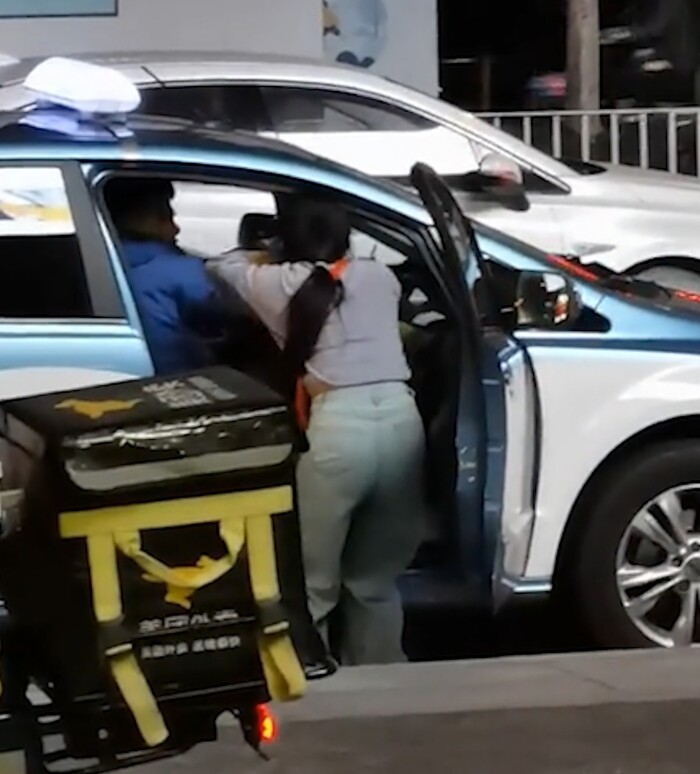 Bị người yêu đạp thẳng ra khỏi xe, cô gái cố gắng níu kéo tới đổ máu, cái kết khiến nhiều người xót xa Bị người yêu đạp thẳng ra khỏi xe, cô gái cố gắng níu kéo tới đổ máu, cái kết khiến nhiều người xót xa
