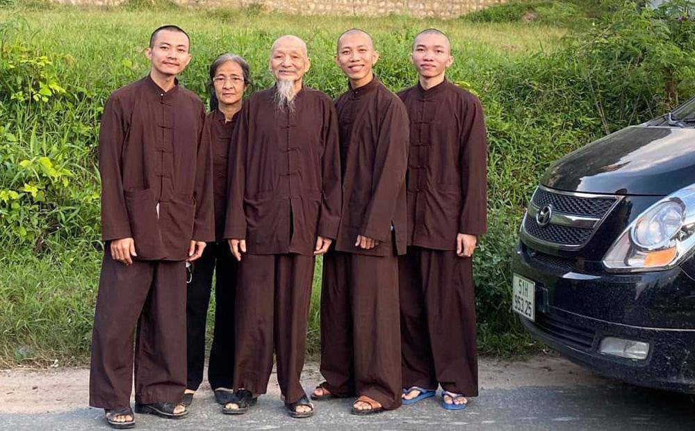 Tự xưng là 'người tu hành' nhưng vẫn nuôi trồng thủy sản để bán, ông Lê Tùng Vân: 'Thầy giết những con cá này thì thầy mang tội nhưng tội nhỏ xíu' Tự xưng là 'người tu hành' nhưng vẫn nuôi trồng thủy sản để bán, ông Lê Tùng Vân: 'Thầy giết những con cá này thì thầy mang tội nhưng tội nhỏ xíu'
