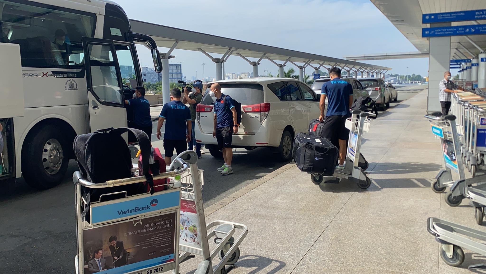 Không tập ngày đầu sang Singapore, tuyển Việt Nam chưa biết được bố trí ăn ở đâu - 1 Không tập ngày đầu sang Singapore, tuyển Việt Nam chưa biết được bố trí ăn ở đâu - 1