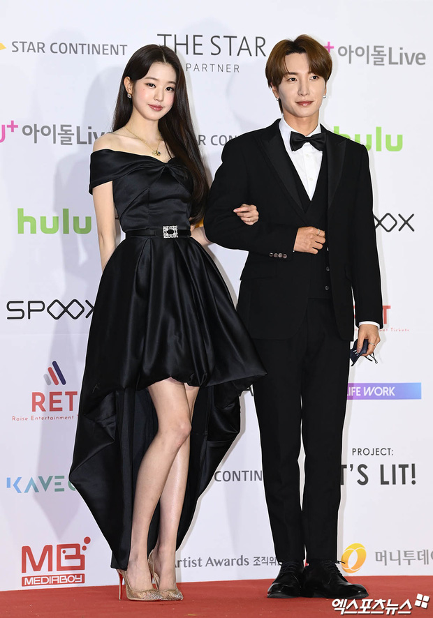 Siêu thảm đỏ AAA: Song Ji Hyo tóc ngắn cực 'soái' chiếm trọn spotlight, 'đè bẹp' dàn sao đình đám - 8 Siêu thảm đỏ AAA: Song Ji Hyo tóc ngắn cực 'soái' chiếm trọn spotlight, 'đè bẹp' dàn sao đình đám - 8