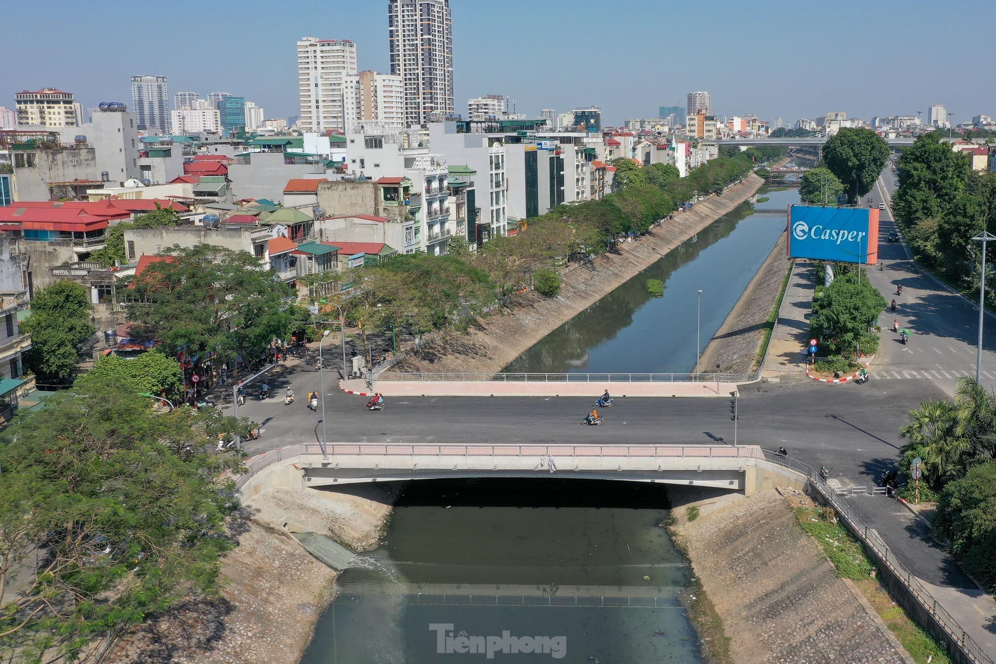 Cận cảnh cầu gần 38 tỷ đồng bắc qua sông Tô Lịch nối 2 quận trung tâm ở Hà Nội Cận cảnh cầu gần 38 tỷ đồng bắc qua sông Tô Lịch nối 2 quận trung tâm ở Hà Nội