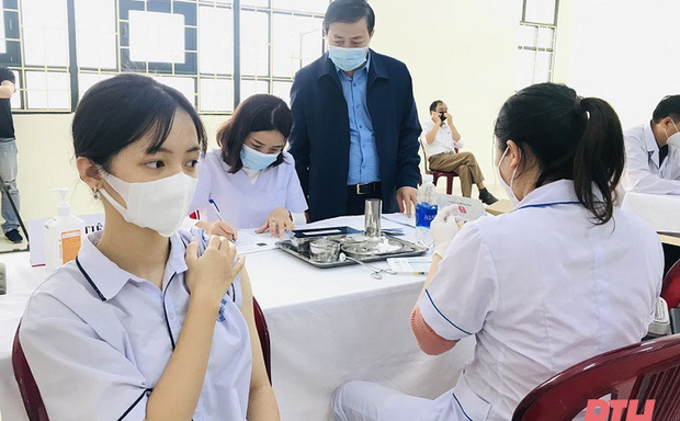 895 học sinh xảy ra phản ứng, trong đó 26 em phản ứng nặng sau khi tiêm vắc xin Pfizer 895 học sinh xảy ra phản ứng, trong đó 26 em phản ứng nặng sau khi tiêm vắc xin Pfizer