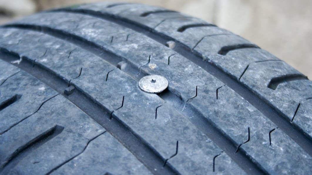 Cách phát hiện và xử lý đinh cắm trong bánh xe ô tô ? Cách phát hiện và xử lý đinh cắm trong bánh xe ô tô ?