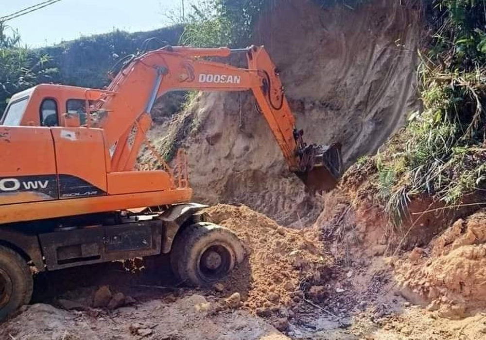 Sạt lở đất vùi lấp 5 cháu nhỏ, 1 bé trai tử vong thương tâm Sạt lở đất vùi lấp 5 cháu nhỏ, 1 bé trai tử vong thương tâm