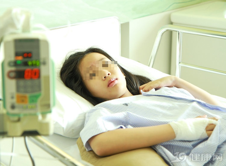 Cô gái 22 tuổi phải cắt bỏ nửa lá gan vì mắc K, BS chỉ ra nguyên nhân từ 2 thói quen thường ngày của nhiều người trẻ Cô gái 22 tuổi phải cắt bỏ nửa lá gan vì mắc K, BS chỉ ra nguyên nhân từ 2 thói quen thường ngày của nhiều người trẻ