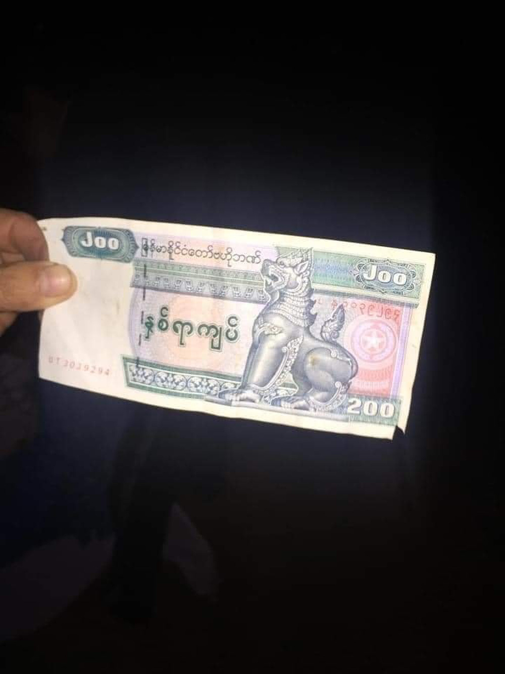 Vụ 'vật thể lạ' có hình Triển Chiêu và tiền nước ngoài hạ cánh giữa đêm tại Phú Thọ: Lãnh đạo huyện lên tiếng - 1