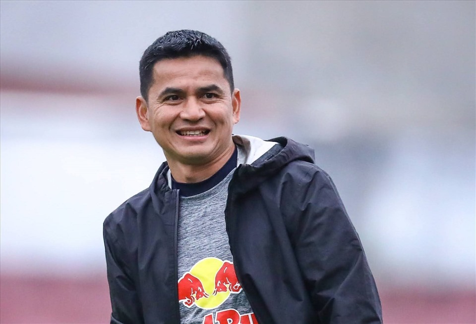 ĐT Malaysia tìm 'thuyền trưởng' mới: 'Nhòm ngó' Kiatisuk của HAGL